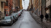 Arg bilist körde på parkeringsvakt – söks nu av polis