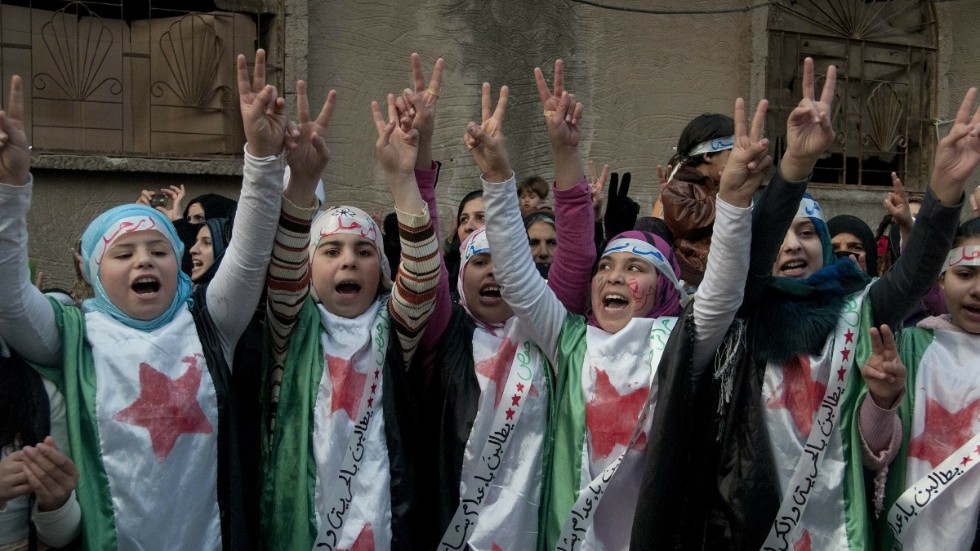 Regimkritiska demonstranter under en protest i Homs i Syrien 2011. Arkivbild.