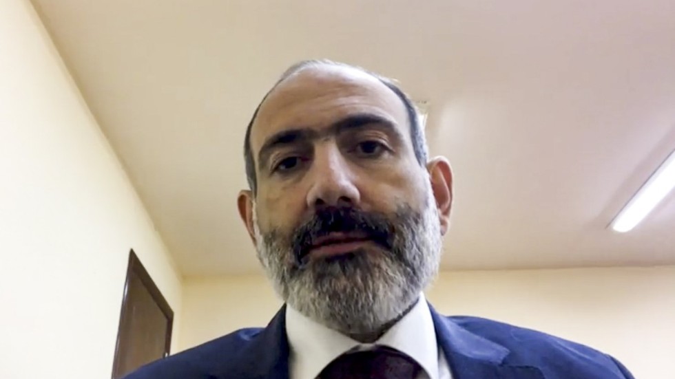 En stillbild från en video som lades upp på Nikol Pasjinjans officiella Facebookkonto i tisdags och där han gjorde ett uttalande efter avtalet med Azerbajdzjan.