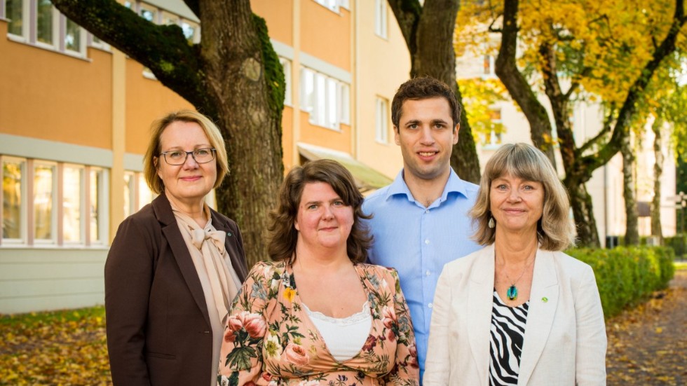 För att kunna använda resurserna smartare, genom minskad administration och nya arbetssätt, tillför vi också resurser till omställningen av den nära vården, skiver gruppledarna i Koalition Östergötland. Från vänster: Kerstin Sjöberg (C), Kaisa Karro (S), Alexander Höglund (L) och Agneta Niklasson (MP). 