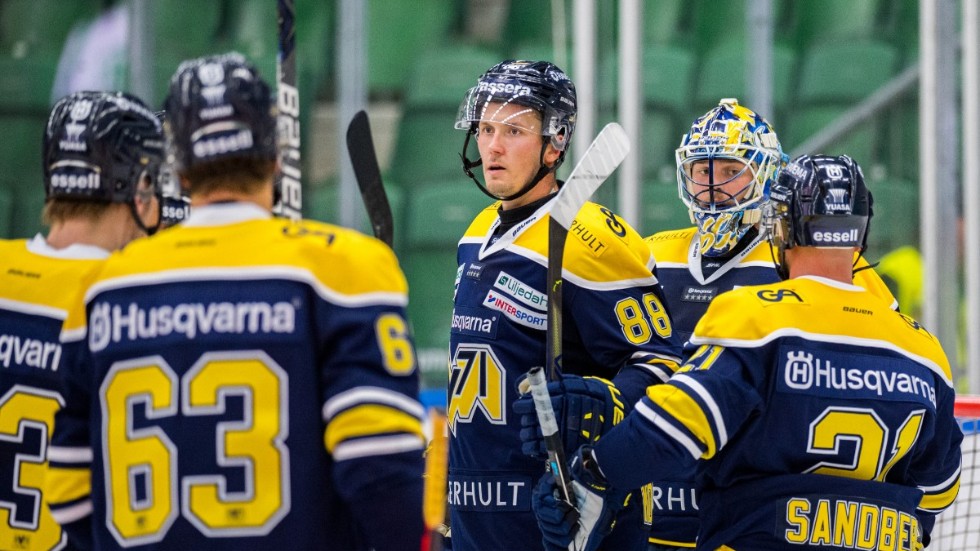 Den före detta VH-spelaren Jesper Kokkonen, i mitten, är mitt i coronakaoset i HV71. 