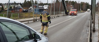 Hög lastbil kunde inte köra över Bergnäsbron