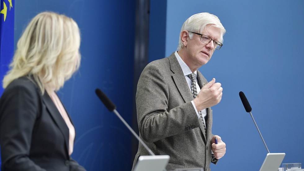 Folkhälsomyndighetens generaldirektör Johan Carlson presenterar myndighetens råd för att minska coronasmittan.