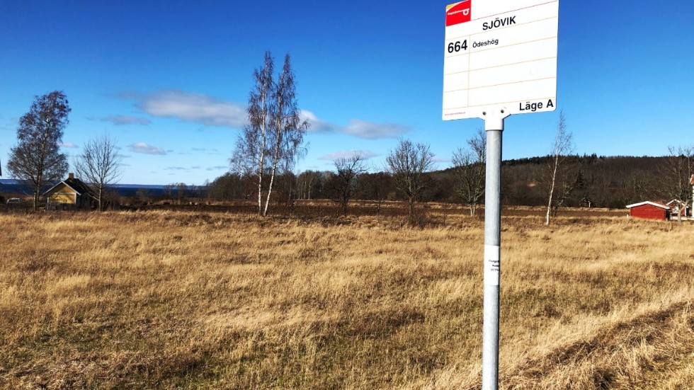 Hela Östergötland, inte bara tätorterna, ska ha tillgång till kollektivtrafik, tycker debattörerna.