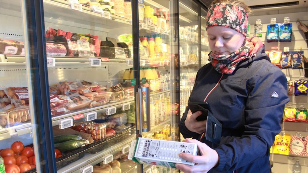 Emma Oskarsson besöker flitigt den obemannade butiken i Vena, som haft drygt tusen unika kunder sedan invigningen. Det blir mycket mjölk, vilket är den mest köpta varan i butiken.