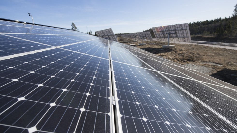 "De flesta förknippar solceller med villatak. Men en betydande del av solenergin i Sverige väntas komma från större anläggningar som kräver miljökonsekvensbeskrivningar och tillstånd från fler aktörer", skriver debattörerna som vill se energiperspektivet ta mer plats i kommunernas planarbete.