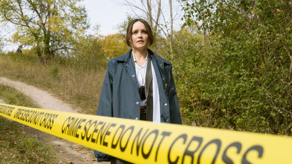 Clarice Starling (Rebecca Breeds) kämpar med posttraumatisk stress allt medan hon löser mord och fångar farliga skurkar i tv-serien "Clarice".
