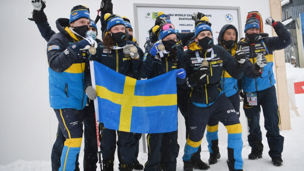 Svenska laget firar VM-bronset i mixedstafetten.