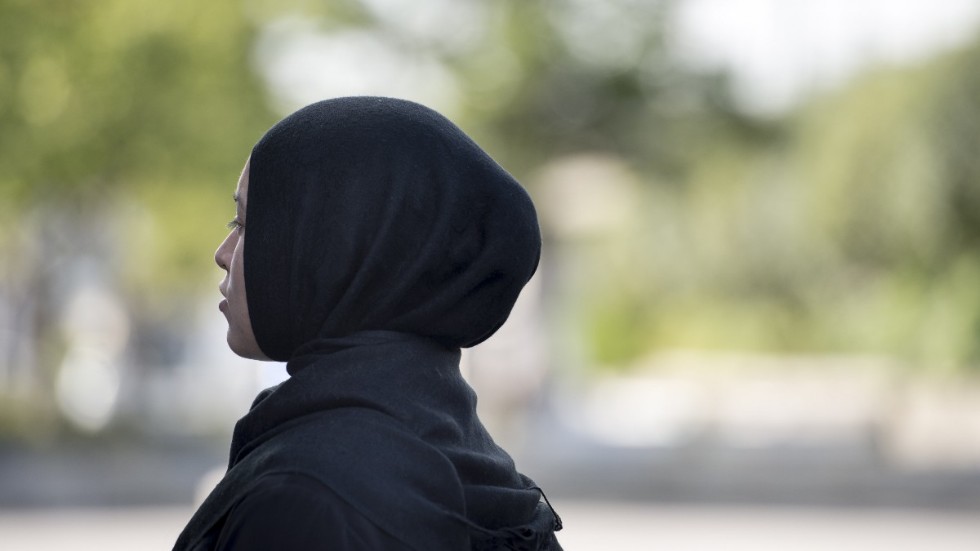 Att ha på sig eller ta av hijaben är ett val. Att en läkare vid undersökning ber en att ta av den är dock ingen kränkning. 