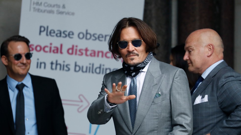 Johnny Depp anländer till rätten i London den 16 juli. Skådespelaren hävdar bestämt att alla misshandelsanklagelser mot honom är lögner.