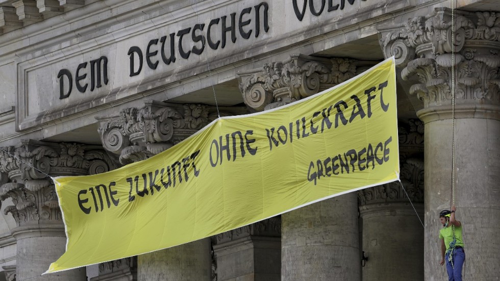 Miljöaktivister från Greenpeace förlängde på fredagen det tyska mottot "Dem deutschen Volke" i Berlin med sin slogan "Eine Zukunft ohne Kohlekraft" – vilket sammantaget kan översättas, "En framtid utan kolenergi för det tyska folket".