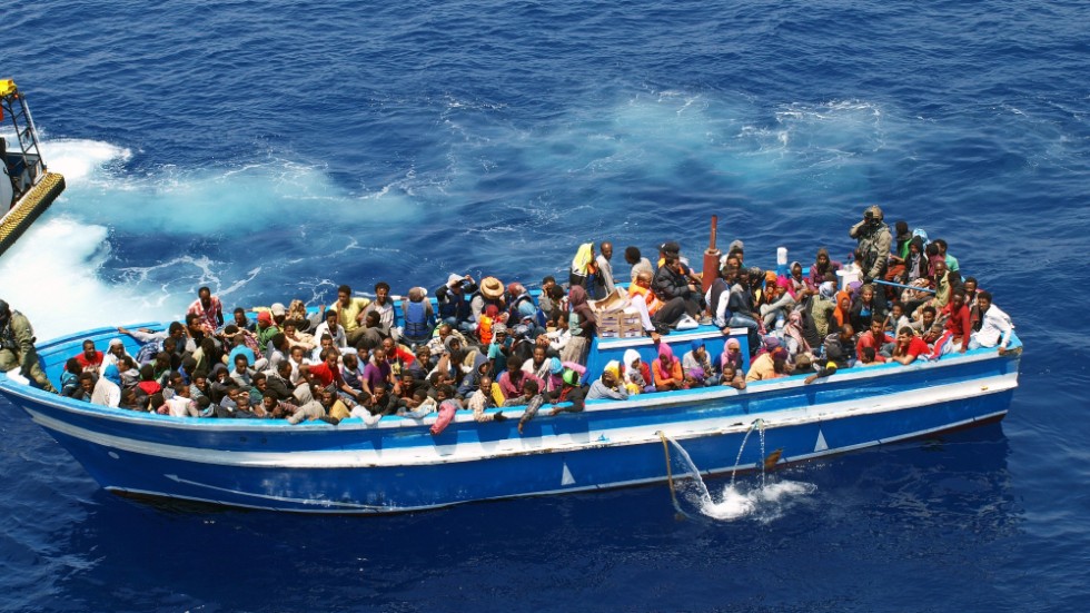 Migranter på väg till det svenska kustbevakningsfartyget KBV 001 Poseidon i Medelhavet 2015.