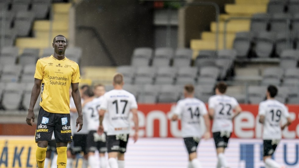Elfsborgs Marokhy Ndione deppar och Örebros målskytt Agon Mehmeti gratuleras i 1–1-matchen.