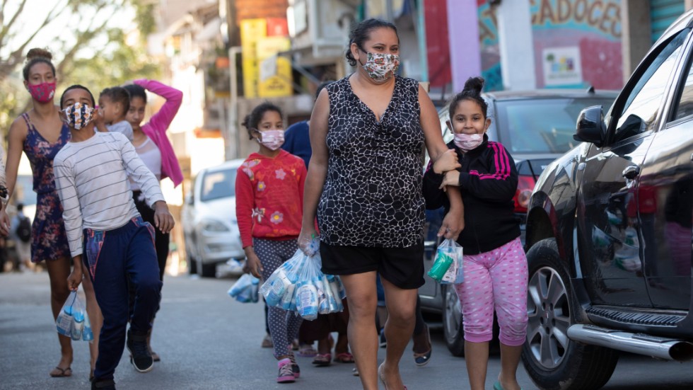 Boende i São Paulo har fått paket med tvättprodukter och munskydd av välgörenhetsorganisationer.