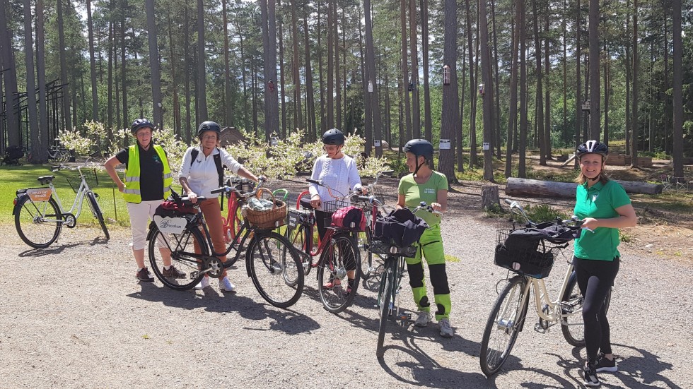 Gruppen av cyklister har precis kommit tillbaka från Mariannelundsturen. 
Carina Eldåker, Sara Schwardt, Inger Nilsson, Lillemor Harrysson och Carina Enqvist.