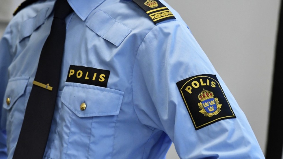  Är det inte dags att åter öppna en polisstation i Torshälla? Skriver singaturen "JE".