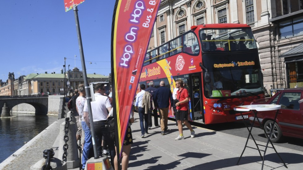 Turister vid en hållplats för en sightseeingbuss i centrala Stockholm. Arkivbild.