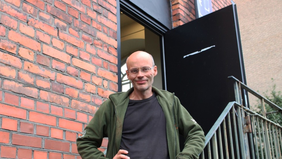 Lars H Jonsson utanför Verkstad konsthall i Norrköping, ett av hans många engagemang för kulturlivet i Östergötland. 