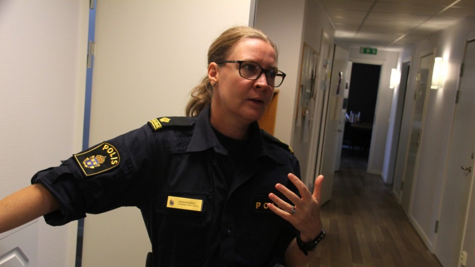 Kommunpolisen Sofia Hedberg tycker det är olämpligt för barnen att befinna sig vid vägen.