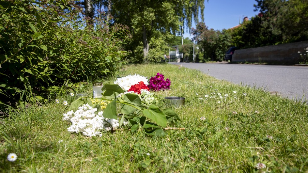 Blommor vid mordplatsen i Linköping, 16 år efter dubbelmordet.