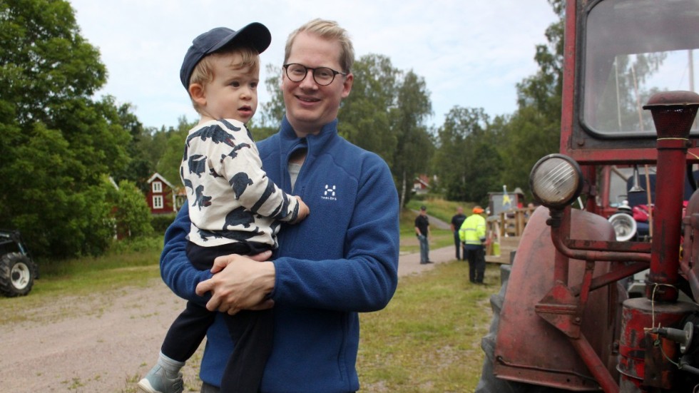 Tvåårige Kai König är spänd av förväntan i pappa Martins trygga famn.