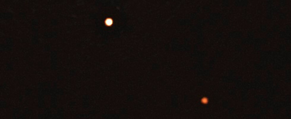 Astronomer har för första gången fångat två planeter runt en avlägsen stjärna på bild.