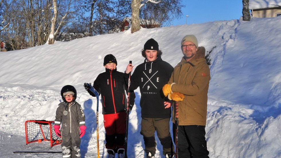 Hulda, Olle, Melker och Fredrik Asp åkte skridskor på bandyplanen i Rydsnäs.