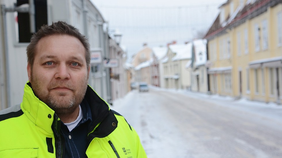 Jonas Johansson är t.f trafikingenjör i kommunen och jobbar bland annat med parkeringar. "Vi har extra övervakning på vintertid när det ä parkeringsförbud på en del gator nattetid" säger han.