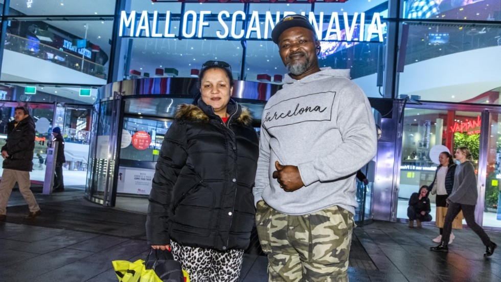 Hannah Mbamara och Ife utanför Mall of Scandinavia i Solna utanför Stockholm.