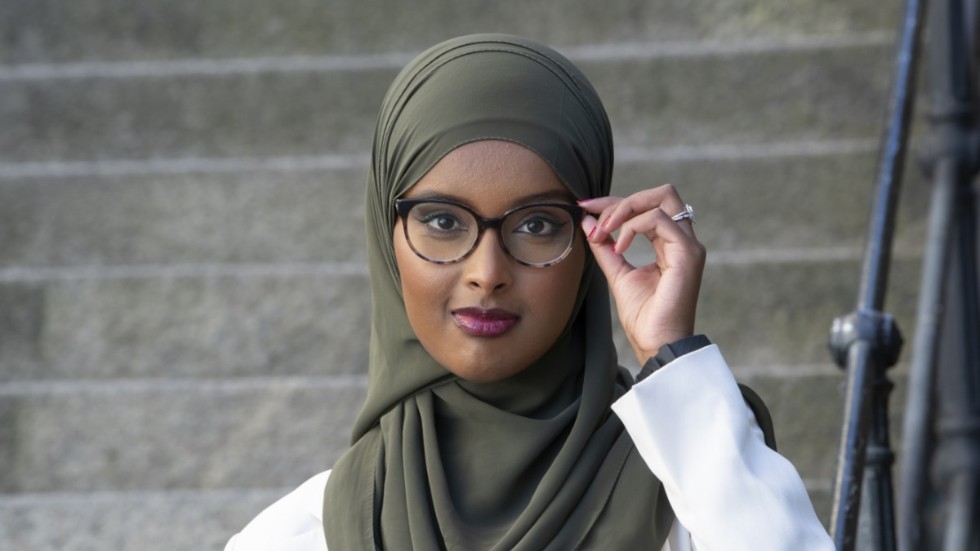 Suad Ali är född i Somalia 1990 men flydde som barn till Sverige. Hon är uppvuxen i Åtvidaberg och i Linköping. "Dina händer var fulla av liv" är hennes första bok.