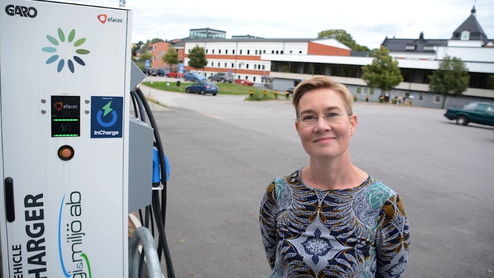 Caroline Axelsson, Miljöpartiet, valde att ses vid laddstolparna vid gymnasieskolans parkering. "Fossilfritt bränsle och eleverna på gymnasiet är kommunens framtid", motiverar hon.