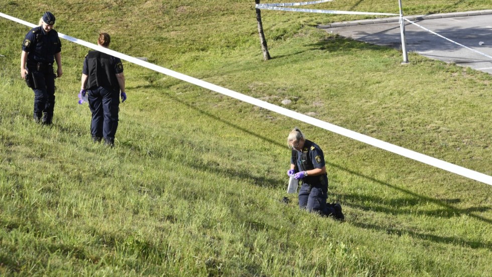 Polis undersöker platsen där en tolvårig flicka sköts till döds i augusti 2020. Nu kommer ett åtal med koppling till den skottlossningen. Arkivbild.