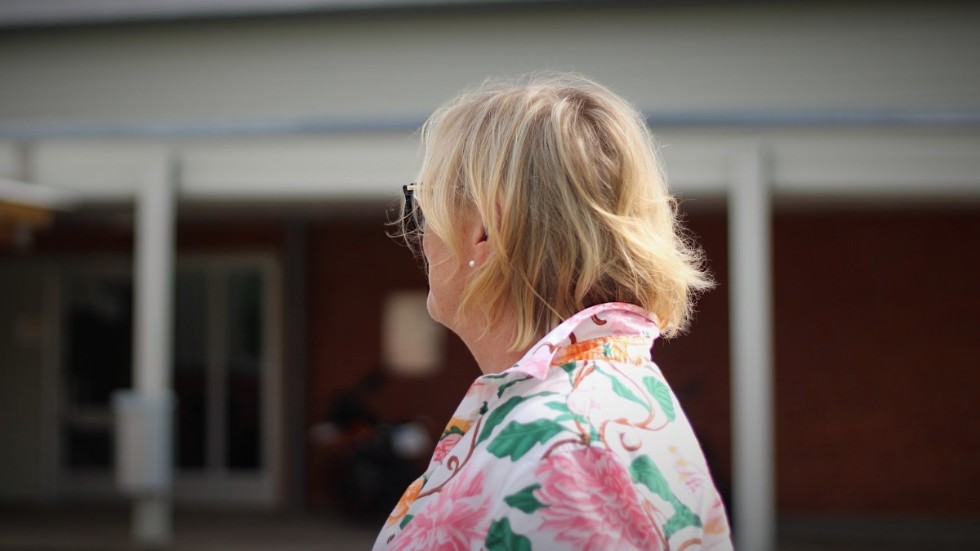 Skolan är en viktig fråga för Elisabet Hagström (C). Här blickar hon ut över Ydreskolan.