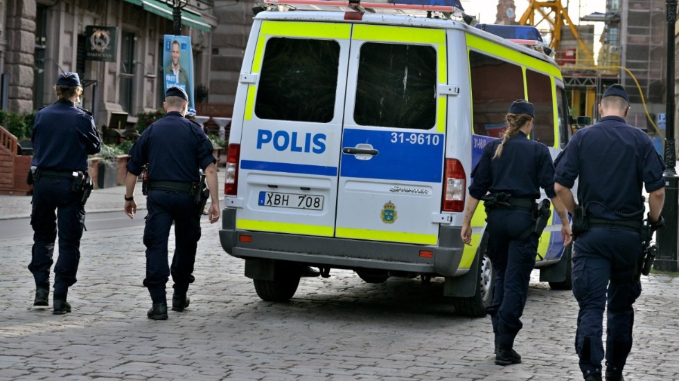 Polisen har gripit flera personer i samband med en utredning om sprängladdningen som lämnades i Kungsträdgården i förra veckan. Bild från i måndags.
