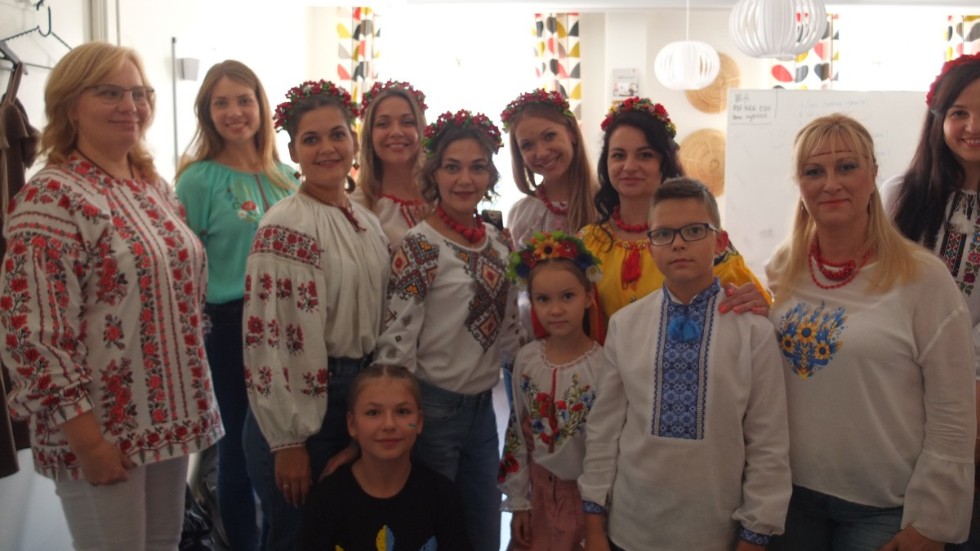 Några av personerna som uppträdde med sång och dans under firandet av Ukrainas nationaldag.