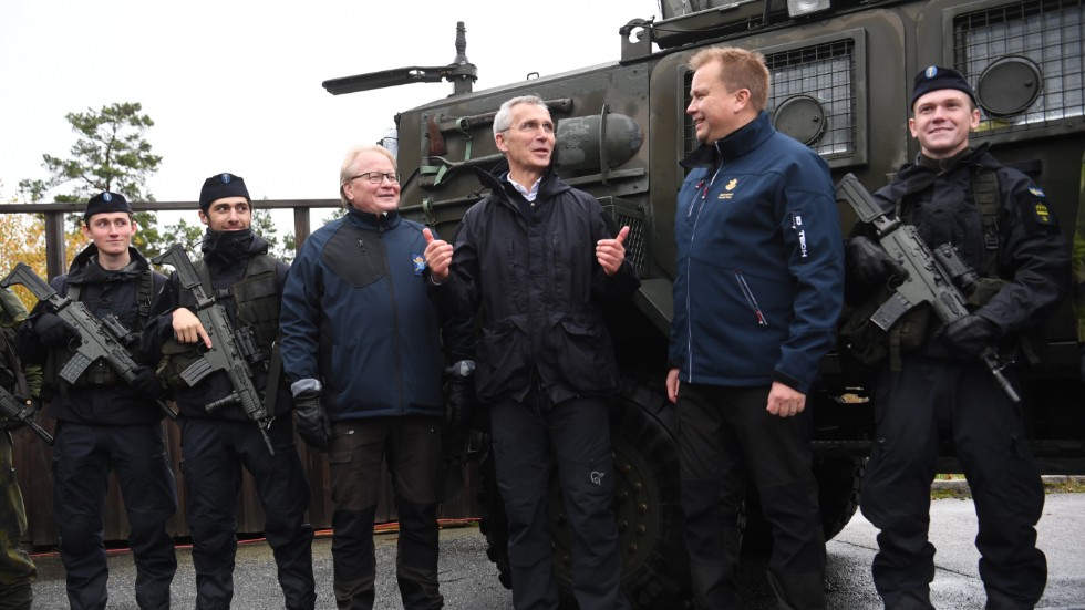 Sveriges försvarsminister Peter Hultqvist, Nato-chefen Jens Stoltenberg och Finlands försvarsminister Antti Kaikkonen under ett besök på Berga örlogsbas förra året.