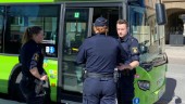 Polisen söker flera unga män efter bussattacken – tonårskillar till sjukhus: "Skador av vasst våld"