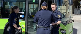 Polisen söker flera unga män efter bussattacken – tonårskillar till sjukhus: "Skador av vasst våld"