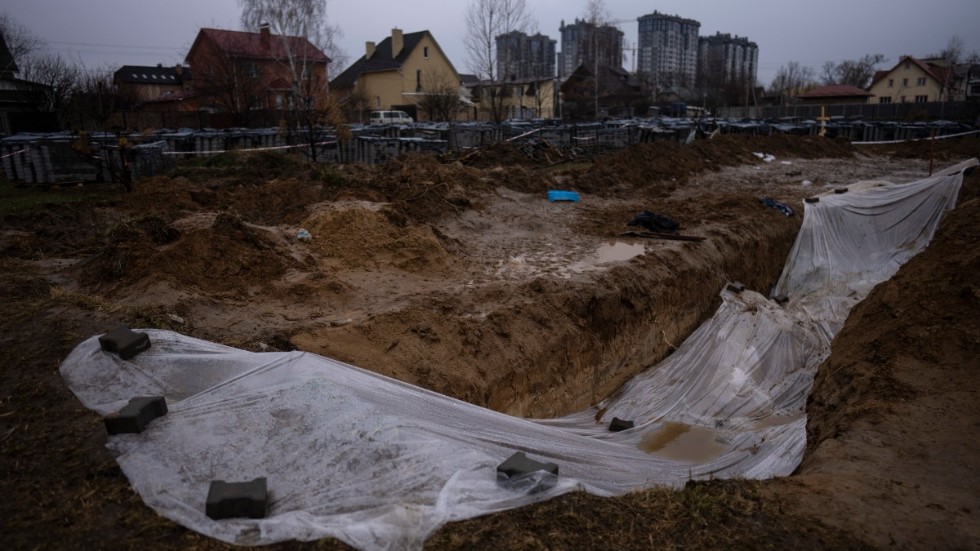 Ett plastskynke täcker en utgrävd massgrav i Butja i närheten av Kiev. Bilden är tagen 10 april.