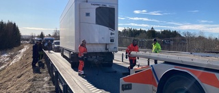 Lastbil tappade släpet vid Folkesta – blockerade E20: "Långa köer"