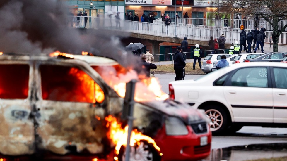 Bilar brinner på en parkering i Navestad  i Norrköping på skärtorsdagen.