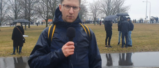 TV: Hör vår reporter rapportera inifrån upploppen – "vi har sett flera polisbilar bli helt demolerade"
