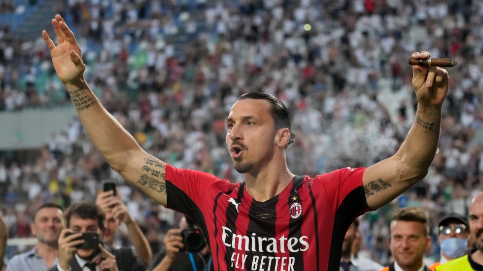 Zlatan Ibrahimovic med segercigarren i handen efter att hans Milan säkrat ligatiteln.