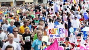 Risk för krock mellan löpare och pridedeltagare: ✓Så påverkas trafiken under lördagen ✓Avstängda broar ✓Ändrade bussturer