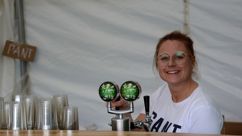 Maria Wester ansvarar för ölfestivalen i Källängsparken. Hon är nöjd efter första festkvällen och redo för ett nytt party på lördagen.
