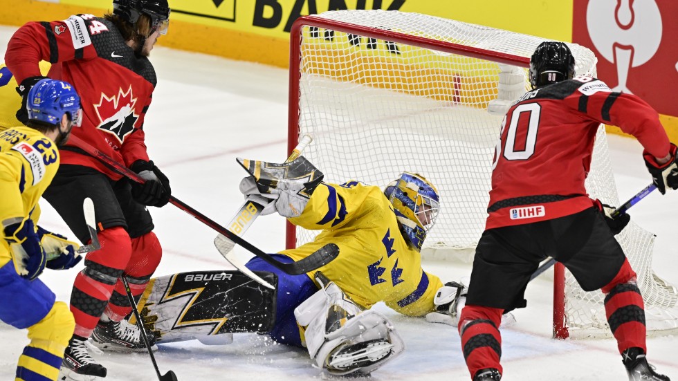Linus Ullmark och Tre Kronor släppte in två mål i slutet av ordinarie tid – och föll sedan med 3–4 efter förlängning i VM-kvartsfinalen mot Kanada.