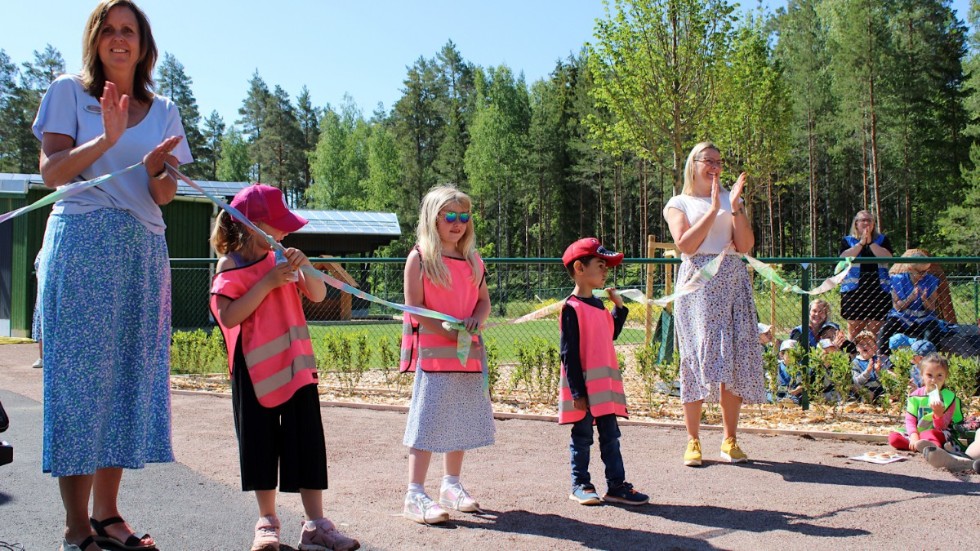 Rektorerna Annelie Johansson och Marie Karlsson fick hjälp av barnen på förskolan med den omvända bandklippningsceremonin. 