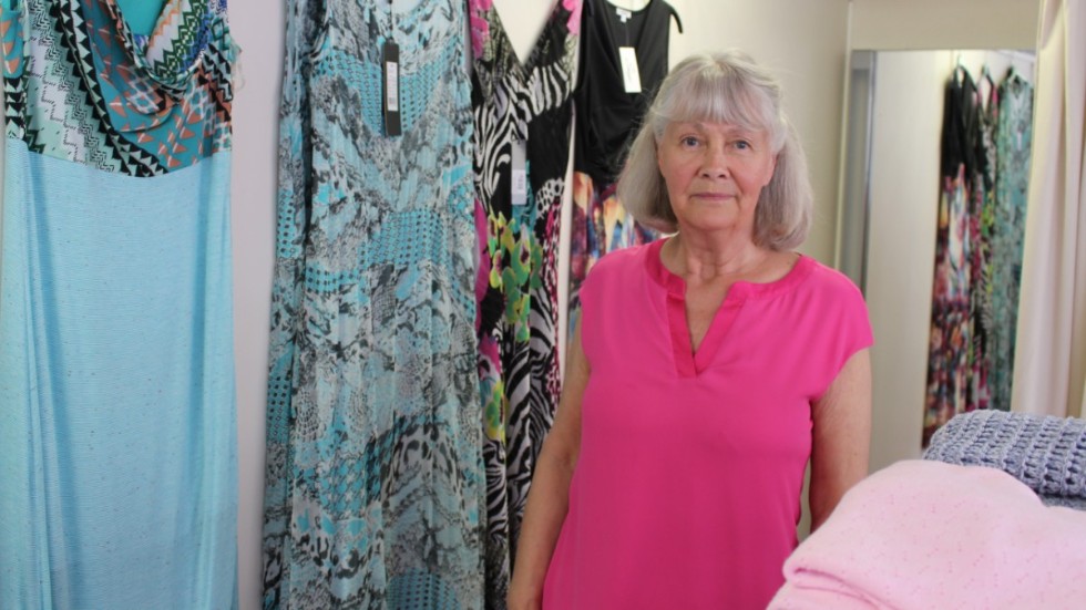 Nu är det upp till kunderna hur länge Mona Blom och sambon Christer Persson tänker driva klädbutiken i Vimmerby. Ägarna håller butiken öppen tre dagar i veckan.