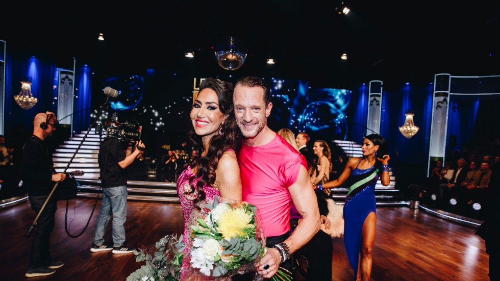 Mouna Esmaeilzadeh och hennes danspartner Tobias Wallin fick lämna "Let's dance" på lördagen.