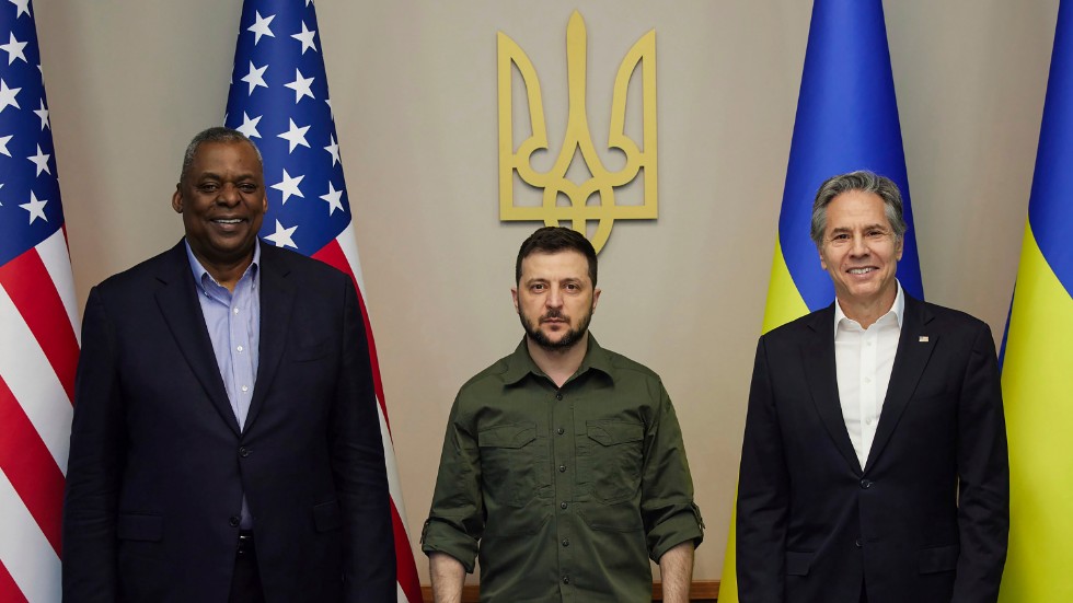 USA:s försvarsminister Lloyd Austin, Ukrainas president Volodymyr Zelenskyj och USA:s utrikesminister Antony Blinken möttes i Kiev på söndagen.